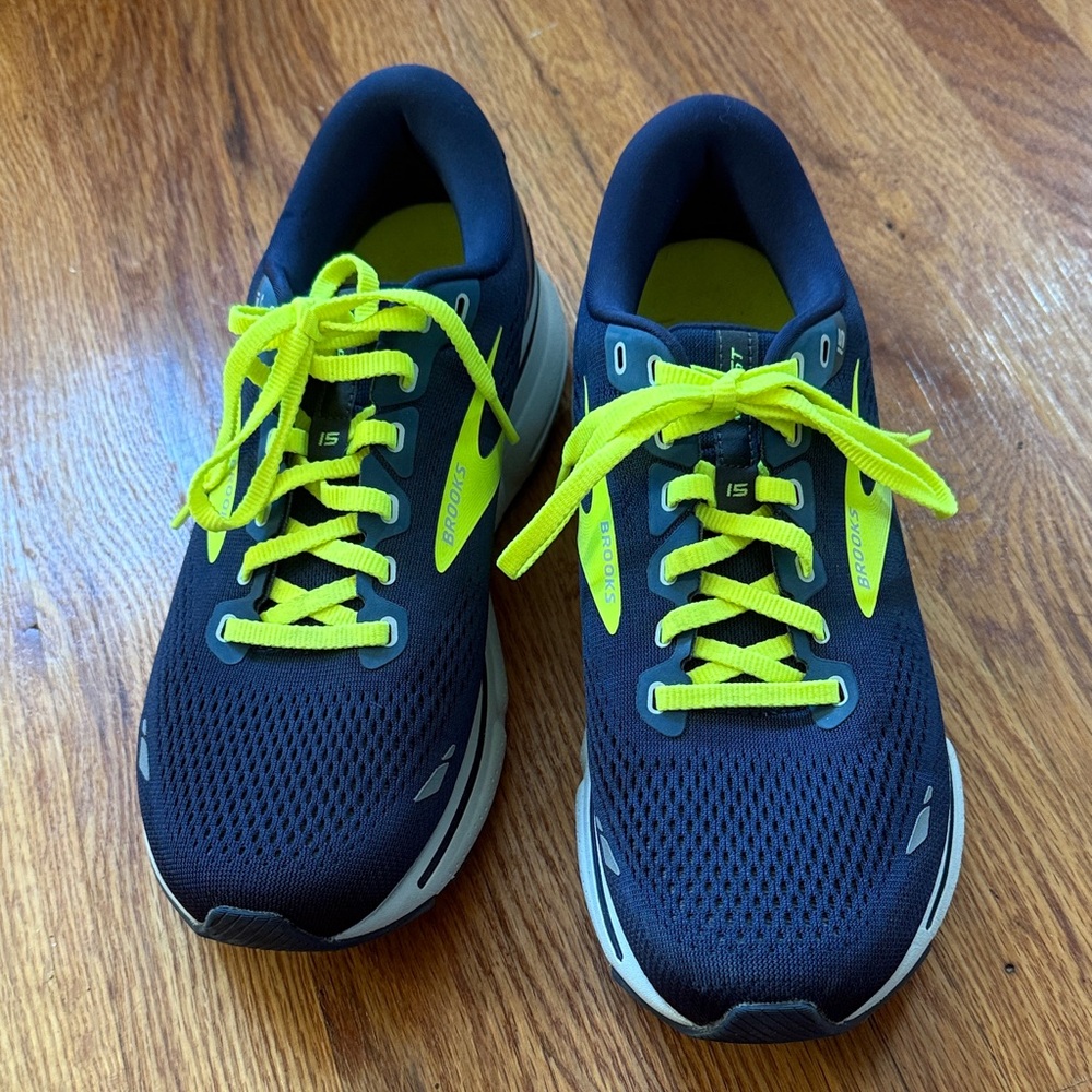 BROOKS Men's Black and Yellow Athletic Shoes